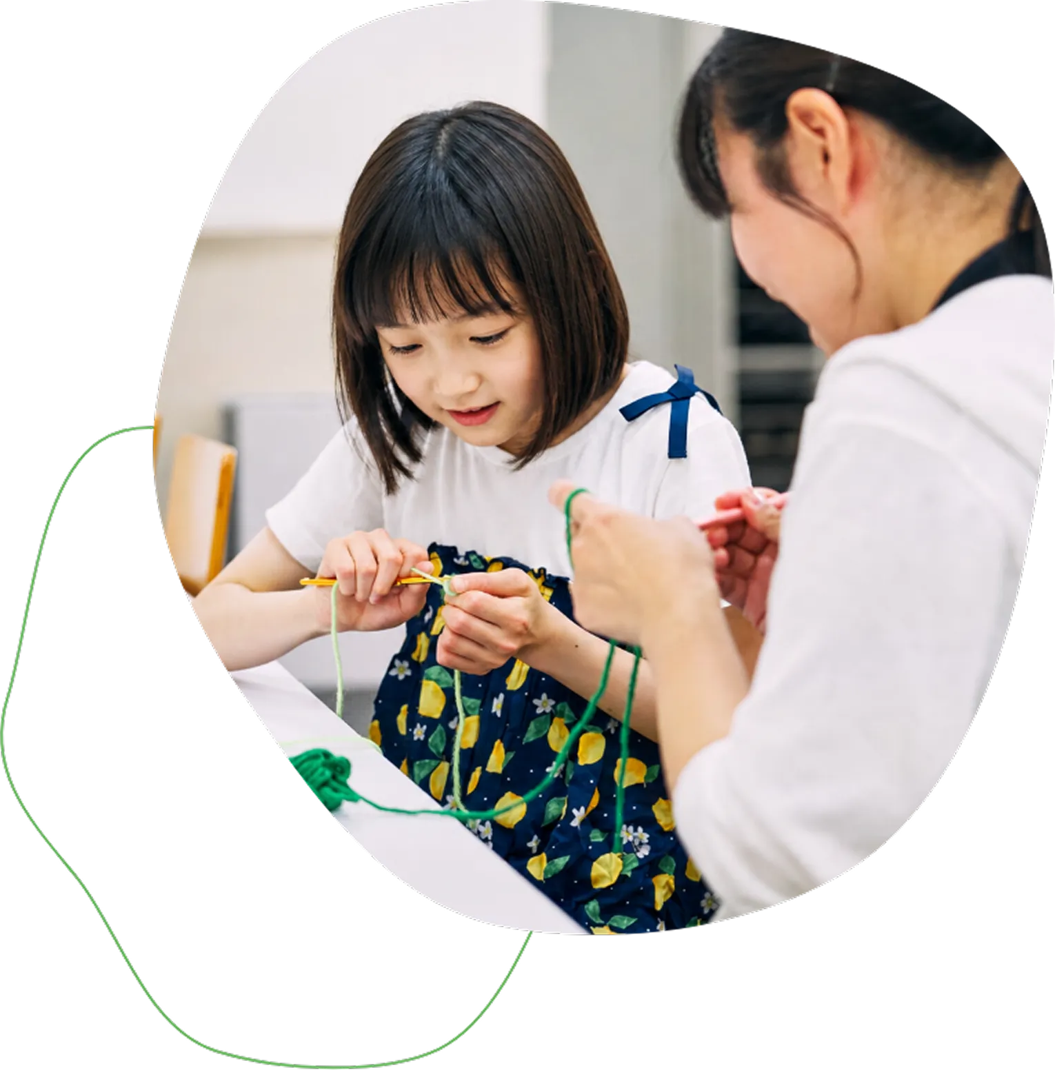 工作に取り組む子どもに寄り添うスタッフ